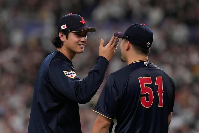 WBC 일본대표팀에서 오타니 쇼헤이(왼쪽)는 테이블세터에 배치될 것이 확실시된다. 3일 한신 타이거즈와 평가전 이후 스즈키 세이야와 하이파이브를 하는 오타니. 오사카ㅣAP뉴시스