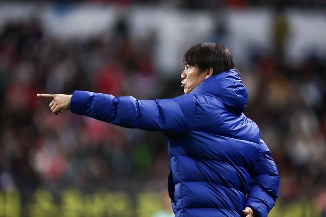 축구국가대표팀 홍명보 감독이 지난해 11월 14일 볼리비아와 홈경기 도중 선수들에게 작전을 지시하고 있다. 사진제공｜대한축구협회