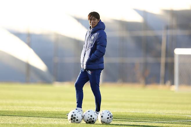 축구국가대표팀 홍명보 감독이 지난해 11월 코리아풋볼파크서 진행된 훈련 도중 잠시 생각에 잠겨 있다. 사진제공｜대한축구협회