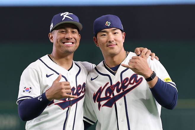 월드베이스볼클래식(WBC) 야구 대표팀 저마이 존스(왼쪽)와 안현민이 4일 일본 도쿄돔서 열린 한국 대표팀 공식 훈련을 마친 뒤 사진 촬영을 함께 하며 미소를 지어보이고 있다. 도쿄｜뉴시스