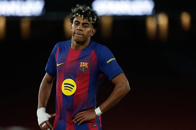 바르셀로나 라민 야말이 4일 아틀레티코 마드리드와의 국왕컵 준결승 2차전에서 승리했지만, 합계 전적에서 밀려 결승행에 실패한 뒤 아쉬워하고 있다. AP연합뉴스