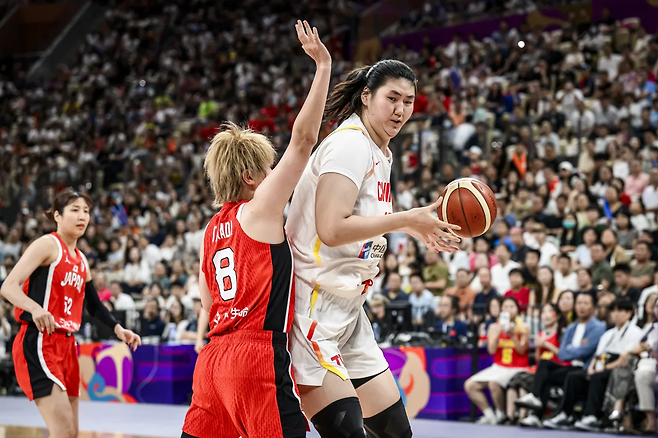 장쯔위가 일본전에서 골밑에서 상대를 등지고 드리블하고 있다. FIBA 홈페이지