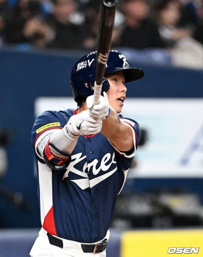 3일 오릭스 전에서 타구를 지켜보는 김혜성.