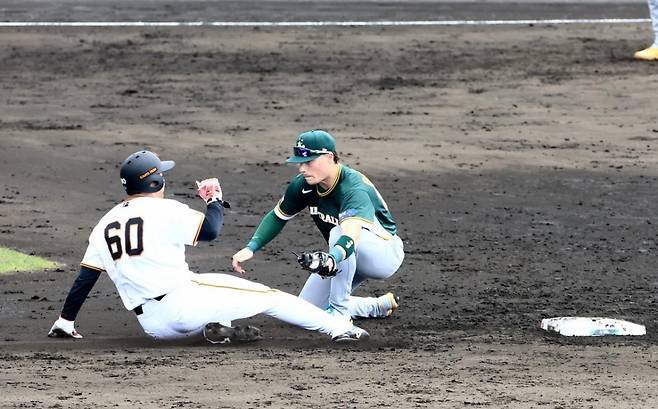 요미우리 자이언츠 2군과 경기를 펼치고 있는 호주 대표팀의 모습. /사진=호주 국가대표팀 공식 SNS
