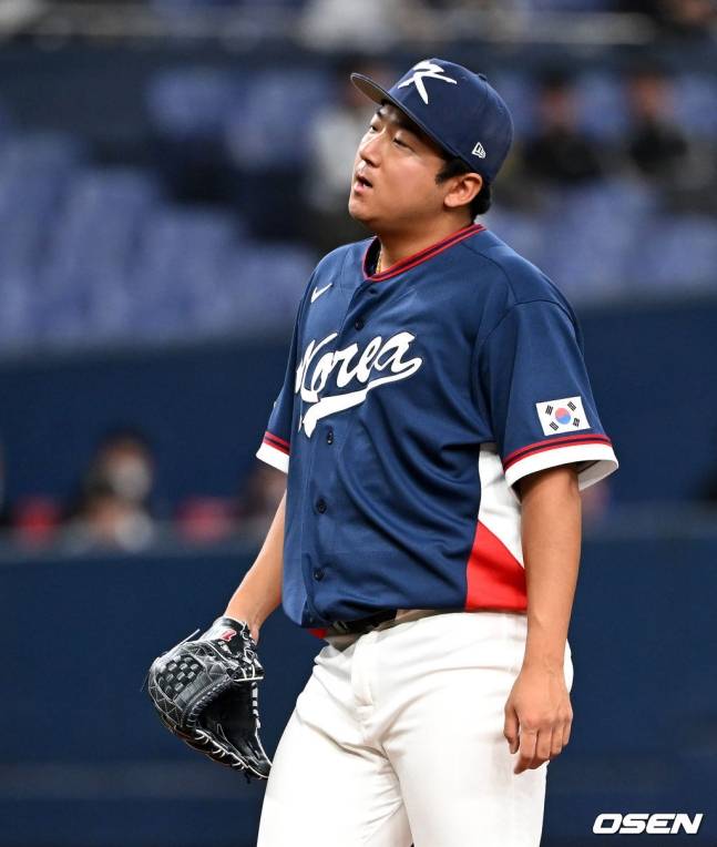 한국 야구 대표팀 송승기가 3일 오릭스 버팔로스와 평가전에서 볼 판정에 아쉬움을 나타내고 있다.