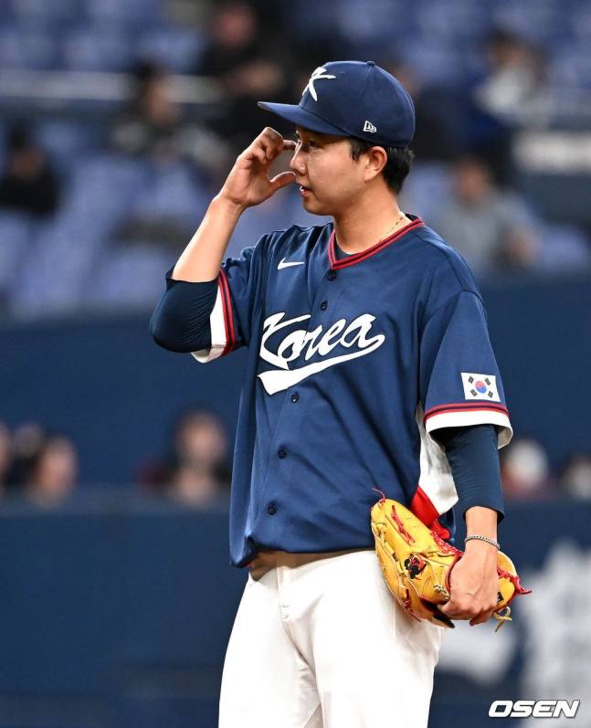 볼넷을 허용한 뒤 아쉬워하고 있는 유영찬.