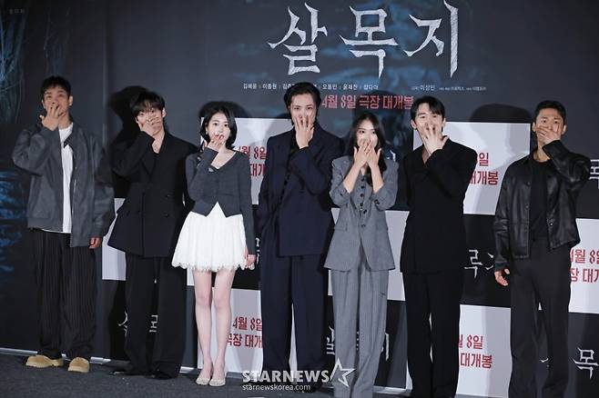 배우 김영성, 윤재찬, 장다아, 이종원, 김혜윤, 김준한, 오동민이 4일 오전 서울 CGV용산아이파크몰에서 진행된 영화 '살목지'(감독 이상민) 푸티지 시사 및 제작보고회에 참석해 포즈를 취하고 있다.  로드뷰 화면에 정체불명의 형체가 포착된 후, 재촬영을 위해 저수지로 향한 촬영팀이 물속의 존재와 마주하며 벌어지는 이야기를 그린 공포 영화 '살목지'는 내달 8일 개봉한다. /2026.03.04 /사진=이동훈 photoguy@