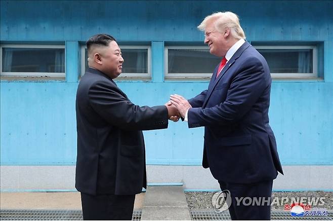 군사분계선에서 손 맞잡은 북미 정상 (서울=연합뉴스) 김정은 북한 국무위원장과 도널드 트럼프 미국 대통령이 6월 30일 판문점에서 만났다고 조선중앙통신이 1일 보도했다. 사진은 중앙통신이 홈페이지에 공개한 것으로, 군사분계선(MDL)을 사이에 두고 북미 정상이 손을 맞잡은 모습. 2019.7.1 
    [국내에서만 사용가능. 재배포 금지. For Use Only in the Republic of Korea. No Redistribution] nkphoto@yna.co.kr