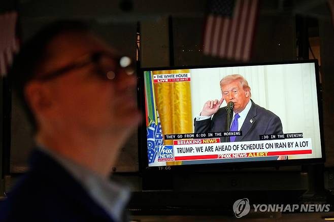뉴욕 증권거래소의 TV 화면 속 트럼프 대통령  [AP=연합뉴스 자료사진. 재배포 및 DB 금지]