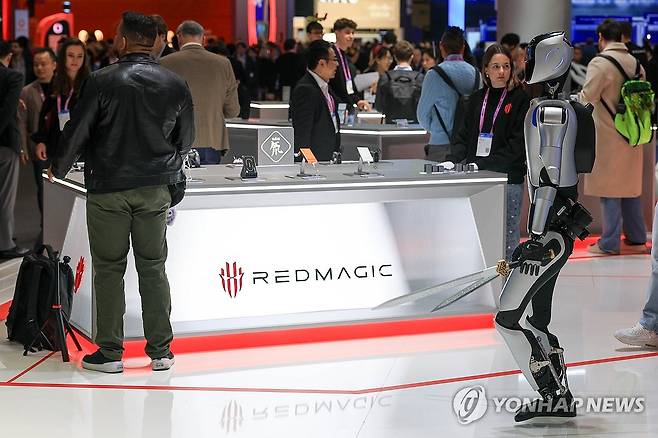 관람객 맞이하는 로봇 (서울=연합뉴스) 2일(현지시간) 스페인 바르셀로나 피라 그란 비아 전시장에서 열린 '모바일 월드 콩그레스(MWC)2026'에서 중국 네트워크 통신장비 업체 로봇이 칼을 들고 관람객을 맞이하고 있다. 2026.3.3 [사진공동취재단] photo@yna.co.kr