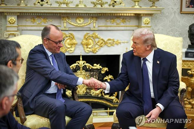 백악관에서 만난 트럼프 대통령과 메르츠 독일 총리(왼쪽) [UPI=연합뉴스. 재판매 및 DB 금지]