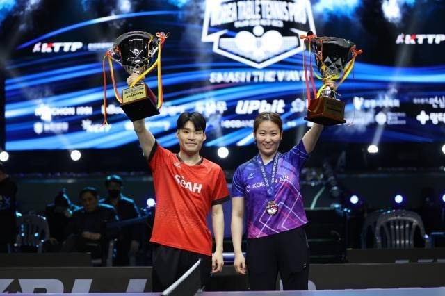 프로탁구리그 왕중왕전 남녀부 초대 챔피언인 장우진(왼쪽)과 이은혜 [한국프로탁구연맹 제공. 재판매 및 DB 금지]