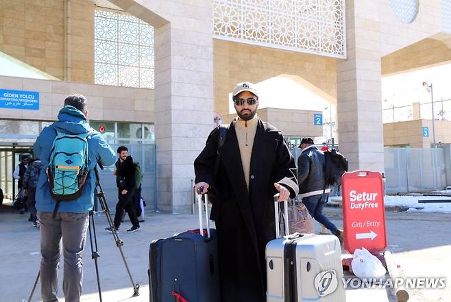 이란 탈출한 외국인 유학생 (카프쾨이[튀르키예]=연합뉴스) 김동호 특파원 = 3일(현지시간) 이란에서 육로를 통해 튀르키예로 빠져나온 캐나다 출신 유학생 알리. 2026.3.4 dk@yna.co.kr