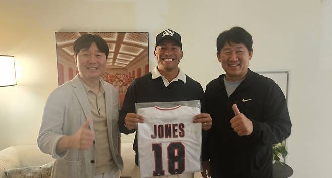 대표팀 유니폼을 들고 웃는 저마이 존스 [한국야구위원회 제공. 재판매 및 DB 금지]