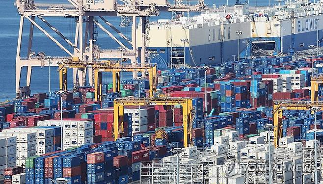 경기도 평택항 모습 (평택=연합뉴스) 홍기원 기자 = 지난달 25일 경기도 평택항에 컨테이너가 쌓여있는 모습. 2026.2.25 xanadu@yna.co.kr