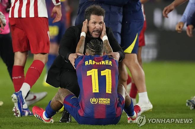 바르셀로나의 하피냐를 위로하는 아틀레티코 마드리드의 디에고 시메오네 감독 [EPA=연합뉴스]