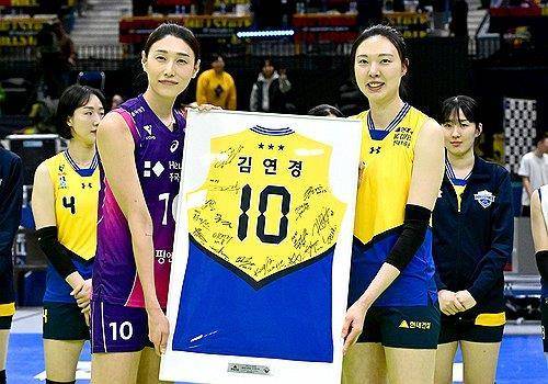 '배구 여제' 김연경(왼쪽) 은퇴 투어 때 기념 액자를 전달하는 양효진 [한국배구연맹 제공. 재판매 및 DB 금지]