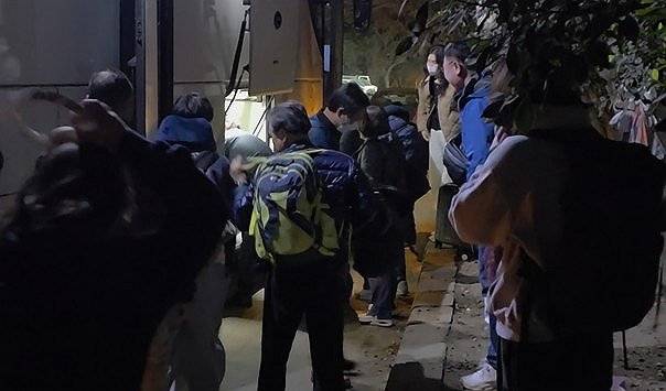 이스라엘에서 카이로로 대피한 한국인들 (카이로=연합뉴스) 김상훈 특파원 = 4일(현지시간) 새벽 이집트 수도 카이로의 외국인 밀집 거주 지역인 마디의 빅토리아 광장 인근에 전쟁의 포화를 피해 국경을 넘은 이스라엘 체류 국민과 동포, 단체관광객 등이 도착해 버스에서 짐을 찾고 있다.   2026.3.4 meolakim@yna.co.kr