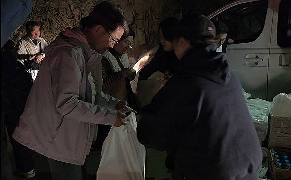 이스라엘에서 카이로로 대피한 교민들 (카이로=연합뉴스) 김상훈 특파원 = 4일(현지시간) 새벽 1시간 조금 넘은 시각 이집트 수도 카이로의 외국인 밀집 거주 지역인 마디의 빅토리아 광장 인근에 전쟁의 포화를 피해 국경을 넘은 이스라엘 체류 국민과 동포, 단체관광객 등이 도착해 주이집트한국대사관이 마련한 도시락을 받아 들고 있다.  2026.3.4 meolakim@yna.co.kr