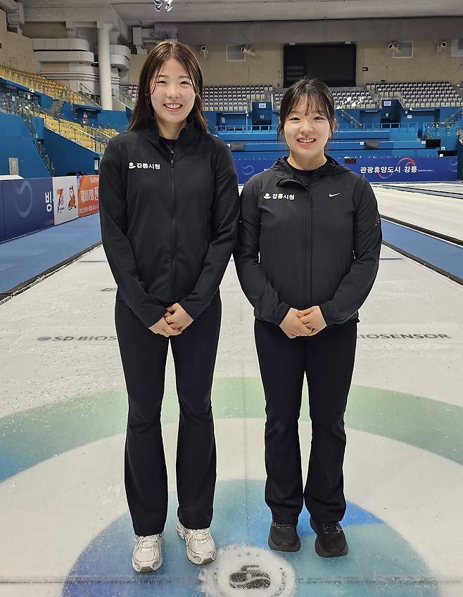 새로 영입한 하승연(좌)·김혜린 [강릉시 제공. 재판매 및 DB 금지]