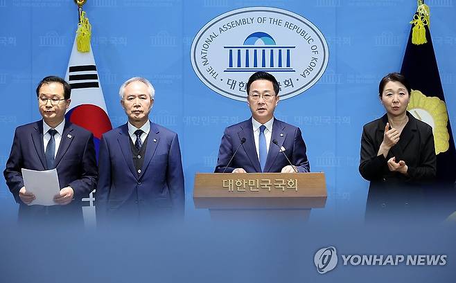 민주당, 국정조사 추진위원회 현안 기자회견 (서울=연합뉴스) 이동해 기자 = 이건태 국정조사 추진위원회 간사와 박성준 부위원장을 비롯한 더불어민주당 의원들이 4일 국회 소통관에서 국정조사 추진위원회 현안 관련 기자회견을 하고 있다. 2026.3.4 eastsea@yna.co.kr