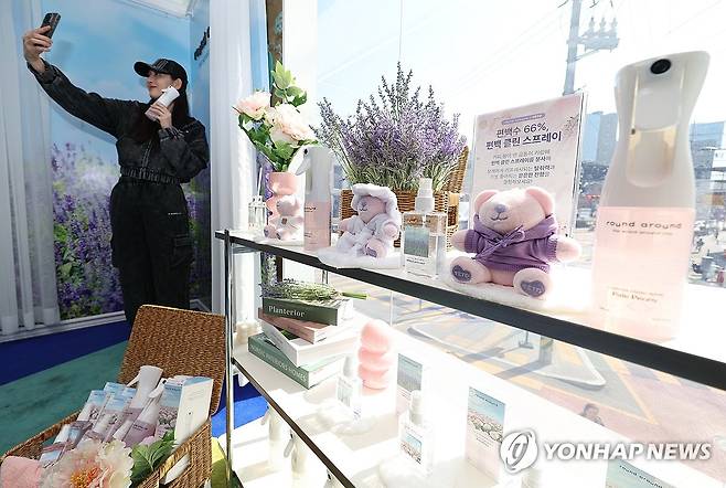 라운드어라운드 X 테토 컬래버 팝업 오픈 (서울=연합뉴스) 이재희 기자 = 4일 서울 성동구 테토성수플래그십스토어에 열린 올리브영 라운드어라운드와 타월 브랜드 테토의 컬래버레이션 팝업스토어 포토존에서 관계자가 상품을 들고 셀카를 찍고 있다. 2026.3.4 scape@yna.co.kr