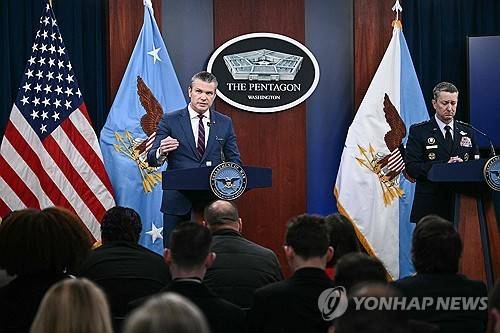 지난 2일 브리핑하는 피트 헤그세스 국방장관(왼쪽)과 댄 케인 합참의장 [AFP=연합뉴스. 재판매 및 DB 금지]