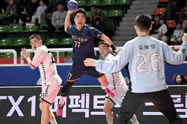 지난 2일 핸드볼 H리그 상무피닉스와의 경기에서 MVP로 뽑힌 김락찬. /한국핸드볼연맹 제공