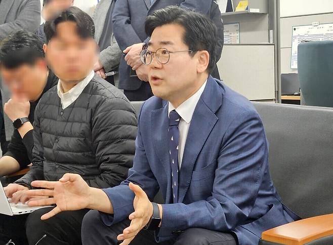 ▲&nbsp;5일 오후 인천 남동구 인천시청 기자실을 찾은 민주당 인천시장 후보 박찬대(연수구갑) 의원이 기자들과 이야기를 나누고 있다. /이아진 기자 atoz@incheonilbo.com