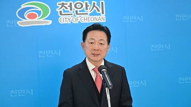 박찬우 천안시장 예비후보는 5일 천안시청 브리핑실에서 기자회견을 열고, 철도로 분절된 도시인 천안을 철도로 다시 연결할 수 있는 '철도교통 중심 도시공간 혁신 전략'을 제안했다.(사진=정철희 기자)