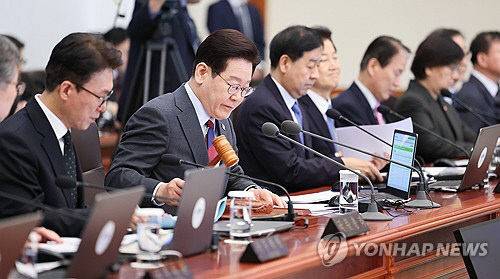 이재명 대통령이 5일 청와대에서 열린 중동 상황 대응책 논의를 위한 임시 국무회의를 주재하고 있다. 청와대통신사진기자단