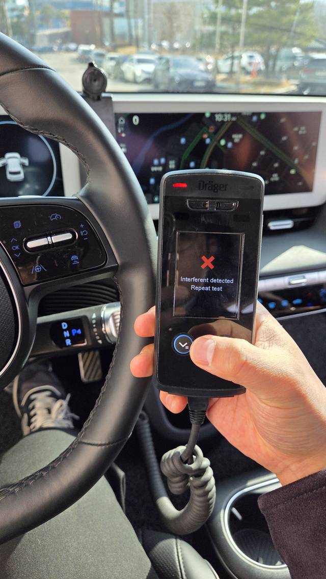 소주를 마신 상태에서 음주운전 방지장치를 이용하자 혈중알코올농도가 기준치 이상으로 검출됐다는 의미의 'Interferent detected. Repeat test'가 표시됐다. 사진=김중곤 기자