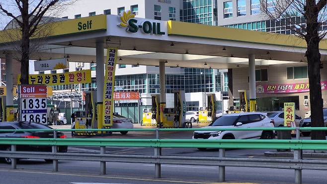 미국·이스라엘과 이란 간 군사 충돌로 중동 지역 긴장이 고조되면서 최근 국내 주유소 휘발유와 경유 가격이 이례적으로 급등하고 있다. 사진은 5일 광주광역시 북구에 위치한 한 주유소. /박준호 기자 bjh@namdonews.com