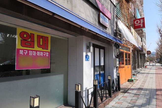 광주 동구에 위치한 원도심학교에 대해 학부모들은 교육인프라 부족을 아쉬움으로 꼽는다. 주변상권이 약해진 원도심 학교 일대. / 이서영 기자