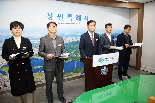 제종남 창원시 마산회원구 구청장이 지난 4일 시청 프레스센터에서 1분기 정례브리핑분야별 역점 사업 추진계획을 발표하고 있다. / 창원시 마산회원구