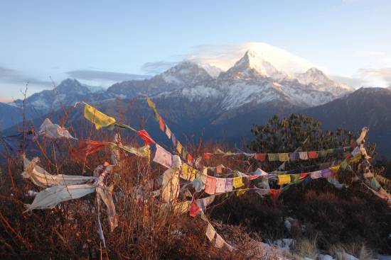 히말라야의 만년설을 조망할 수 있는 최적의 장소인 푼힐 전망대입니다. 이곳은 해발 3193m로 안나푸르나의 남봉과 다올라기리 등 고봉들 사이로 떠오르는 일출을 볼 수 있는 최고의 명소이지요.