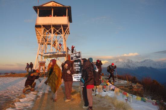해발 3210m에 자리한 푼힐 전망대입니다. 일출을 보기 위해 새벽에 일어나 어둠을 뚫고 올라온 이들은, 거칠고 세찬 바람을 맞으며 언덕에서 기다리지요. 만년설을 품은 고봉들로 이어진 산맥이 서서히 윤곽을 드러냅니다.