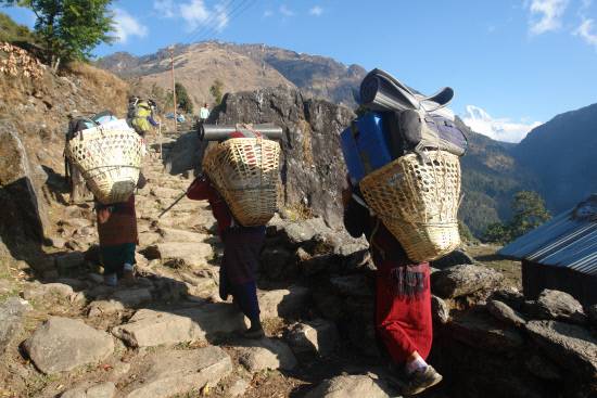 트레커들과 일정을 함께하며 짐을 옮겨주는 도우미입니다. 무거운 짐을 종일 나르고 숙박과 식사는 본인 스스로 해결하는 조건이래요. 2012년 당시 그들의 하루 인건비는 8-12 US 달러로 기억됩니다. 고생하는 이들을 생각하면 마음이 마냥 무겁고 부담스럽지요.