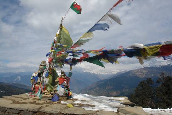 티베트 불교에서 룽따(Rungta) 또는 다르촉(Darhcog)이라 부르는 오색 깃발입니다. 깃발의 다섯 가지 색상은 하늘(파랑)과 구름(흰색), 불(빨강)과 물(녹색), 그리고 땅(노랑)을 상징하며, 우주의 5가지 요소를 의미한대요. 깃발에 새겨진 불경 구절이나 신성한 상징들이 바람에 흩날리면서 세상 곳곳으로 널리 퍼지기를 기원한답니다.