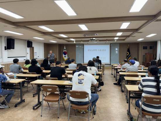 경남도농업기술원은 지역특화작목의 안정적인 생산 기반을 구축하고 농업전문인력을 양성하기 위해 '2026년 지역특화작목 전문기술교육'을 본격 추진한다. 사진은 지난해 열린 포도재배기술 교육.사진=경남도농업기술원