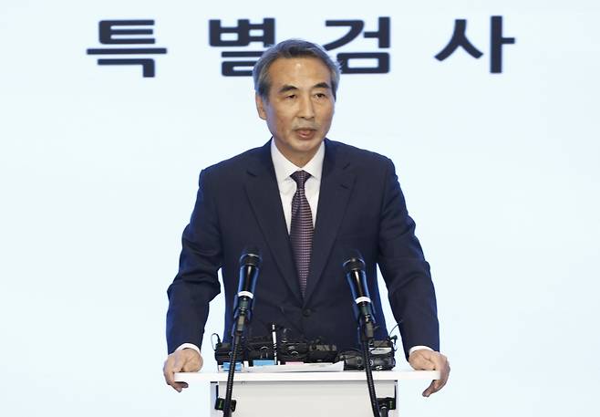 김건희와 명태균·건진법사 관련 국정농단 및 불법 선거 개입 사건 등 진상규명을 위한 특별검사팀 민중기 특별검사가 29일 오전 서울 종로구 KT광화문빌딩 웨스트에 마련된 특별검사팀 브리핑룸에서 특검 수사 결과 종합 브리핑을 하고 있다. 뉴스1