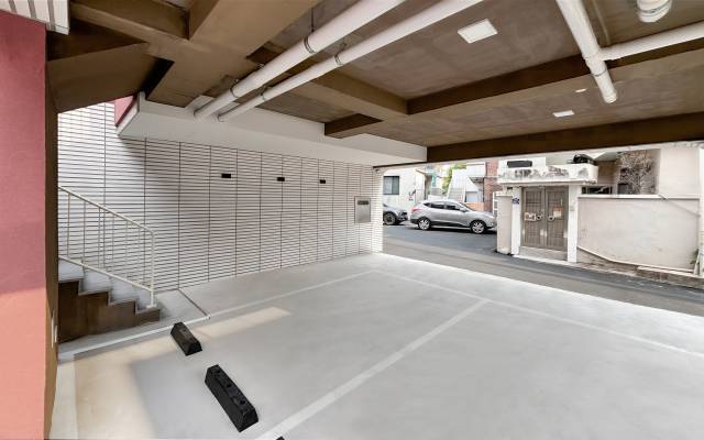 창원 주택 ‘까사예마’ 1층 필로티 하부.