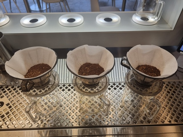 원두를 갈아 드립커피를 추출할 준비를 하고 있다(드립커피 전문 커피숍 '어레인지먼트' 제공)