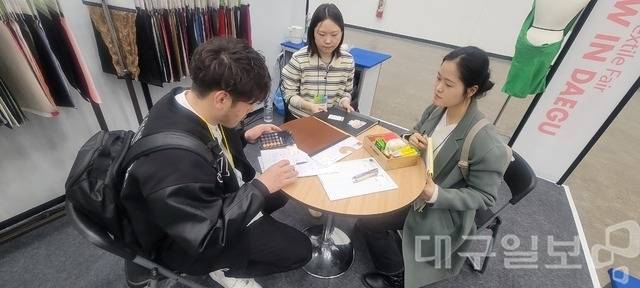 국내 대표 섬유 전시회인 '2026 대구국제섬유박람회(PID)'가 4일 대구 엑스코 서관에서 막을 올린 가운데 한 외국인 바이어가 상담을 받고 있다. 권영진 기자