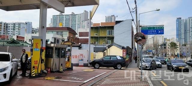 미국의 이란 공습 여파로 국내 주유소 기름값이 고공행진을 이어진 가운데, 5일 오후 대구 북구의 한 주유소 입구에 기름값이 더 오르기 전에 기름을 넣으려는 차량 행렬이 이어지고 있다. 권영진 기자