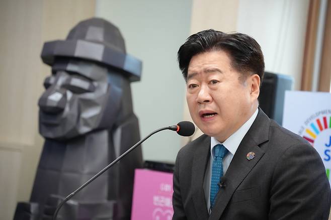 오영훈 지사가 25일 도청 소통회의실에서 출입기자단과 간담회를 갖고 있다.