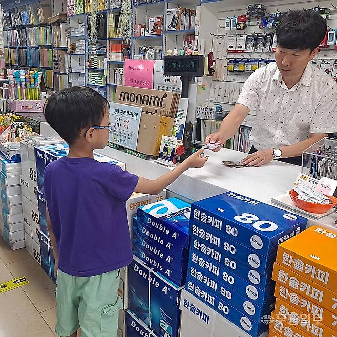 전남의 한 학생이 문구점에서 전남학생교육수당을 이용해 물품을 구매하고 있는 모습. 무등일보DB