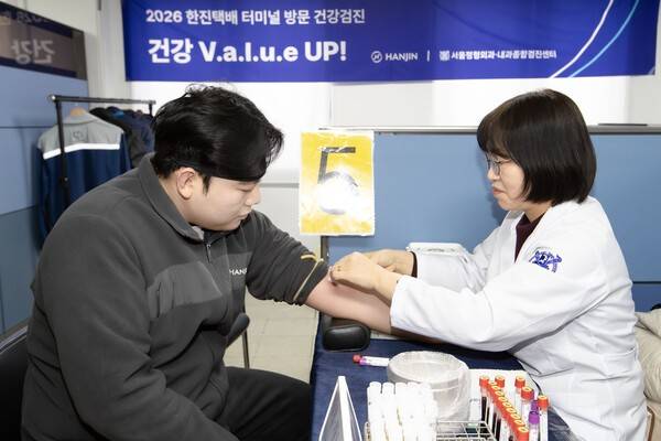 한진택배 종사자가 건강검진을 받고 있다.[출처=한진]