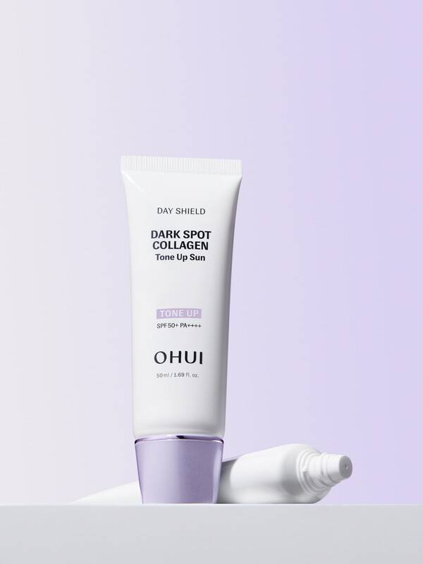 LG생활건강의 디에이징(De‑Aging) 솔루션 뷰티 브랜드 '오휘'가 자외선으로 인한 기미·잡티를 집중 관리하는 '오휘 데이쉴드 다크스팟 콜라겐 톤업 선'(SPF 50+ / PA++++)을 출시했다. [출처=LG생활건강]
