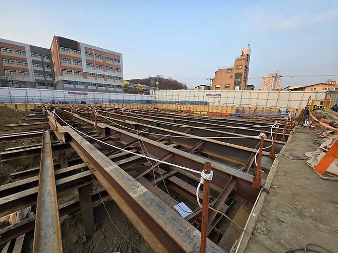 남양주도시공사 발주 ‘퇴계원중학교 지하 공영주차장 건립사업’에 적용된 미어캣과 현장 사진. /사진=케이씨티이엔씨 제공